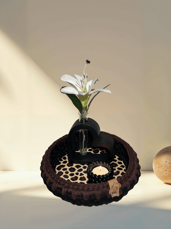 Heklet kurv med leopard bunn i tre.